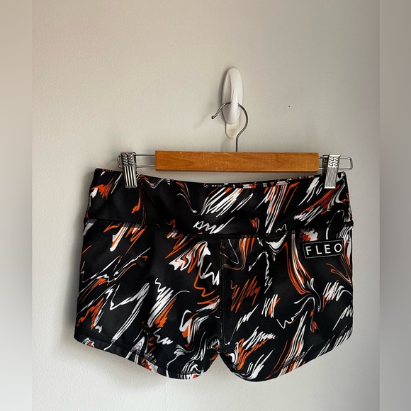Fleo Swirl Shorts - Picture 1 of 6